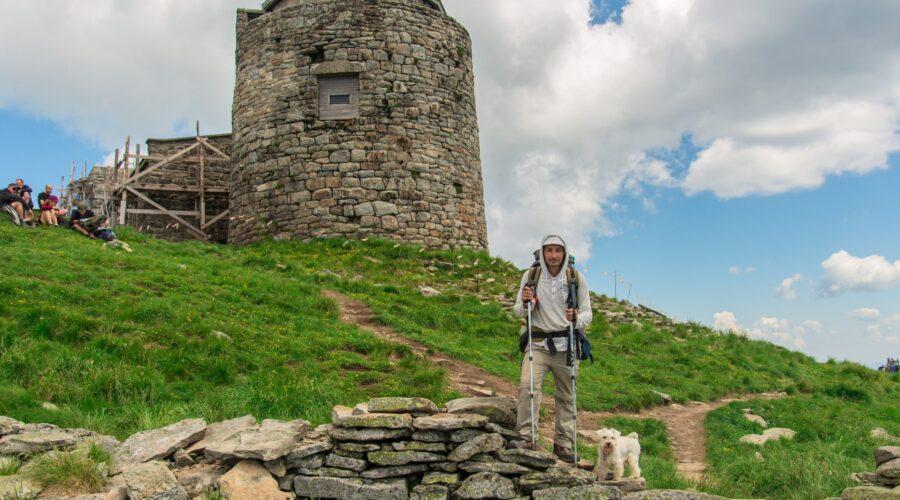 З собакою на вершині гори Піп Іван Чорногірський